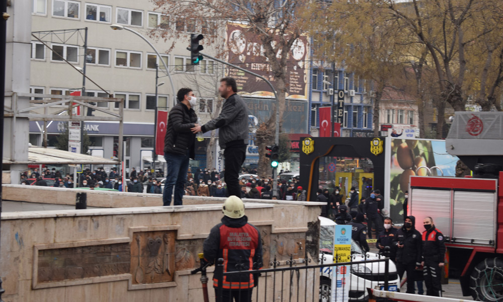 Kendini yakma eylemini polis durdurdu!