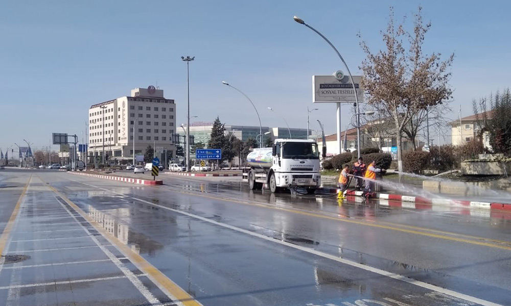 Cadde ve kaldırımlar deterjanlı sularla yıkandı