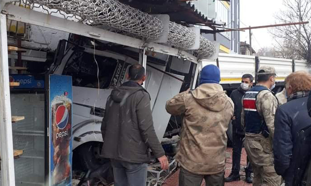 Feci kaza! Yoldan çıkan tır iş yerine girdi