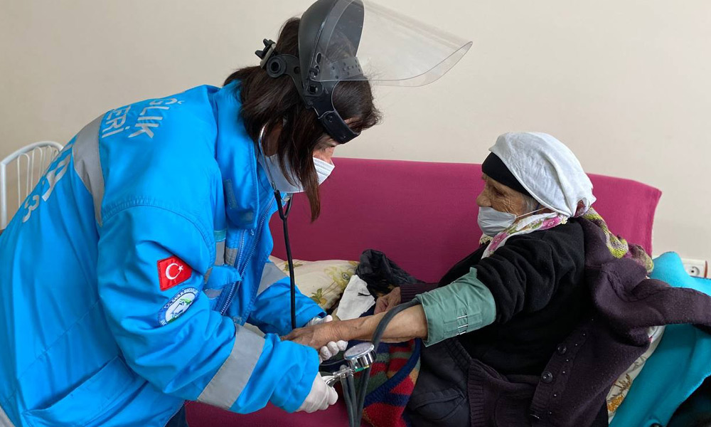 Asırlık çınar Covid-19 aşısı oldu