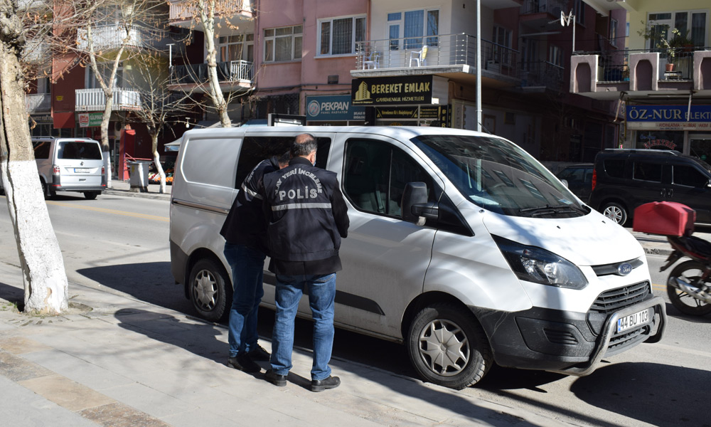 Dehşet! Çocuklarının gözü önünde bunu yaptı