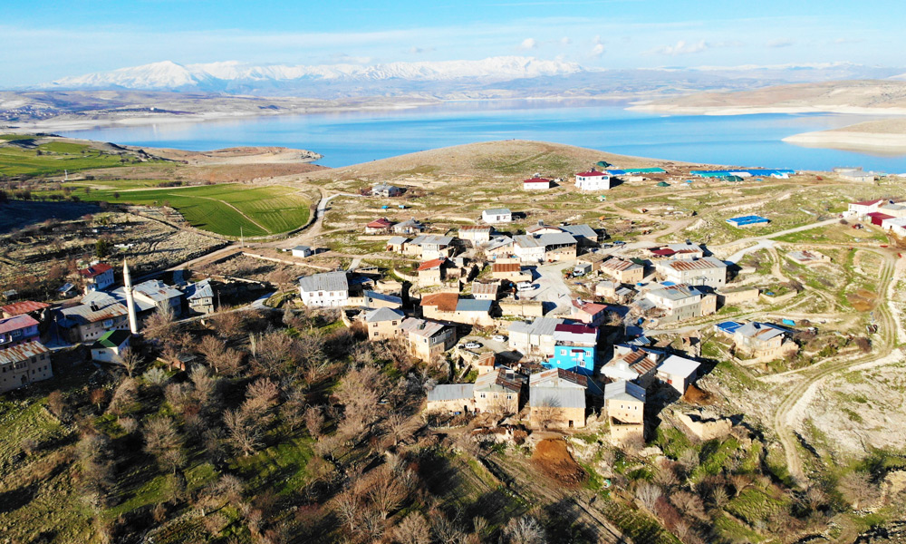 Bu köy, 3 ilin ortasında ama telefonlar çekmiyor!