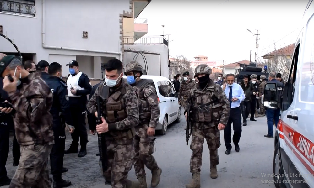 Evine gelen polisleri silahla karşıladı!