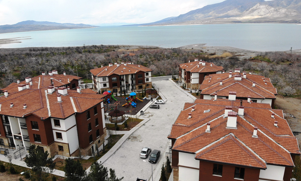 Göl manzaralı konutlarına taşındılar