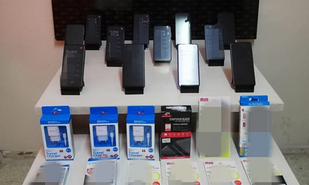 Kaçak telefonlar polise takıldı!