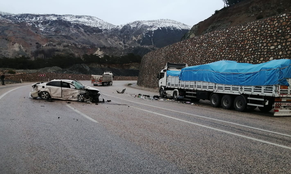Otomobil ile tır kafa kafaya çarpıştı!