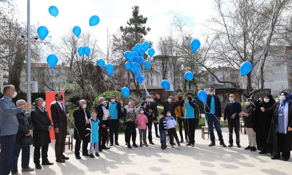 Doğaya mavi balon uçurdular