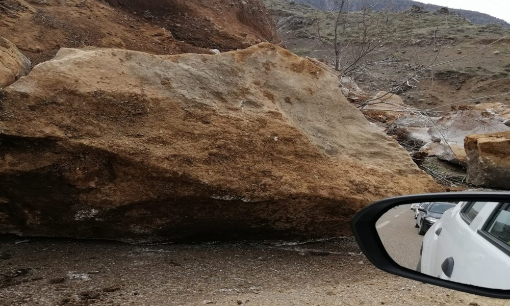 Dev kayalar yolu trafiğe kapattı