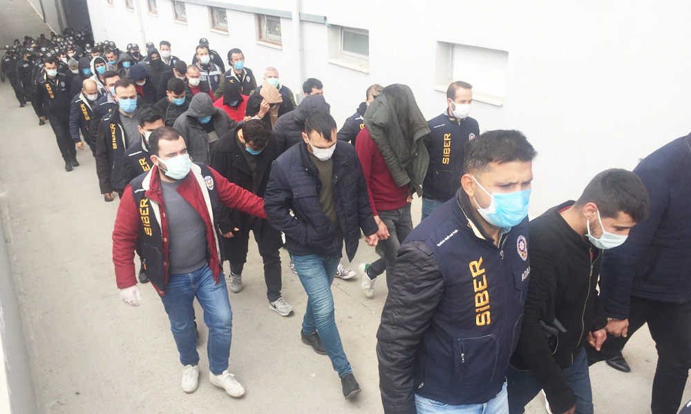 Vatandaşı dolandırıp tavuk çiftliği kurdular
