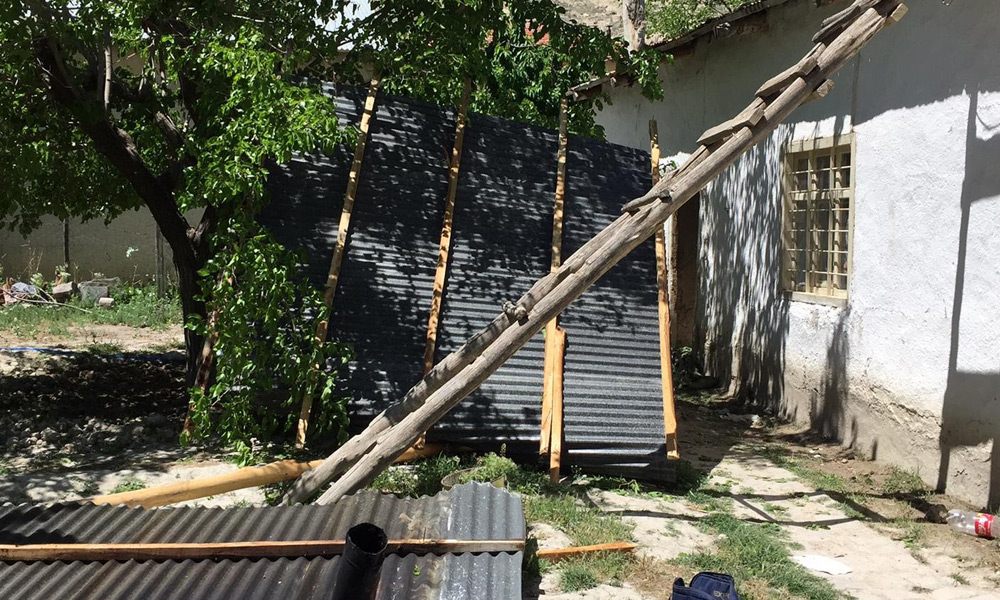 Şehit annesinin evi fırtınaya dayanamadı