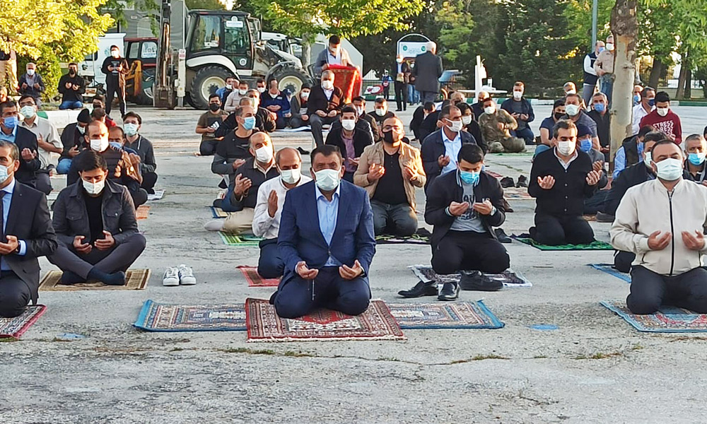 Koronavirüs tedbirleri altında bayram namazı!..