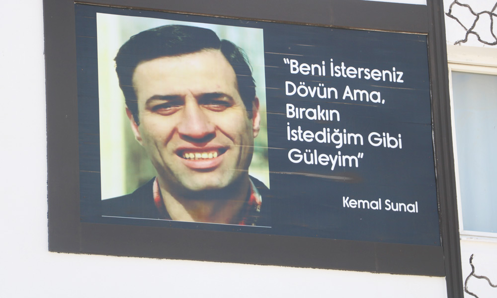 Bu afiş gülümsetiyor