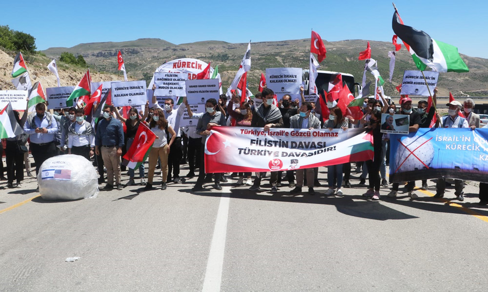 Bu da tekmeli protesto!