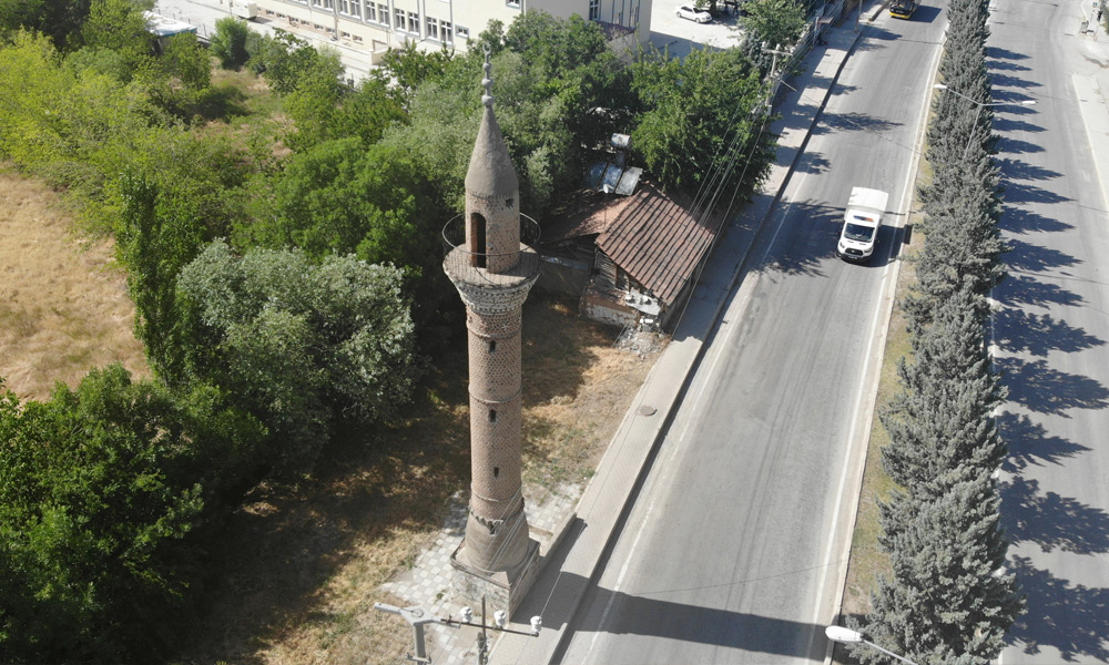 Camisiz minare dikkat çekiyor