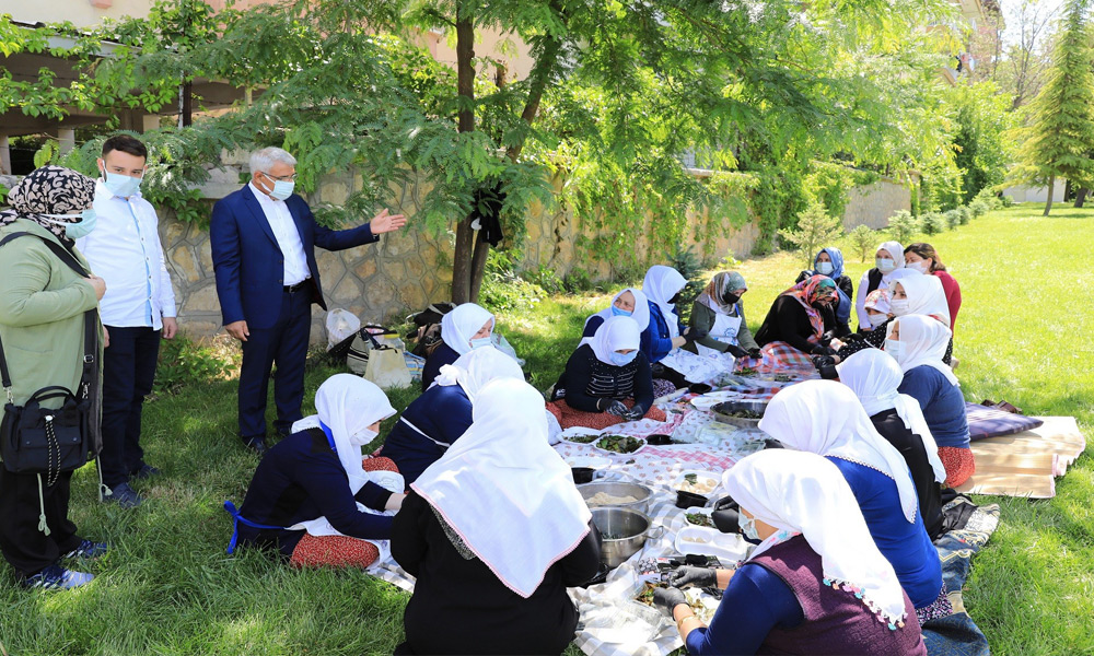 Muhabbet eşliğinde kiraz yaprağı sardılar