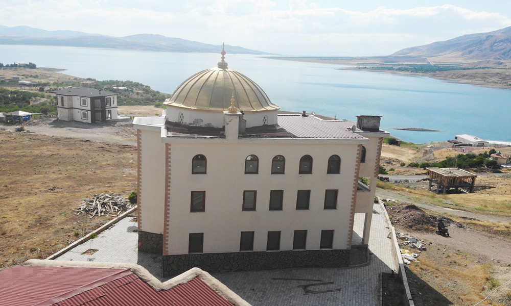Cami inşaatı maddi imkansızlıklardan yarım kaldı