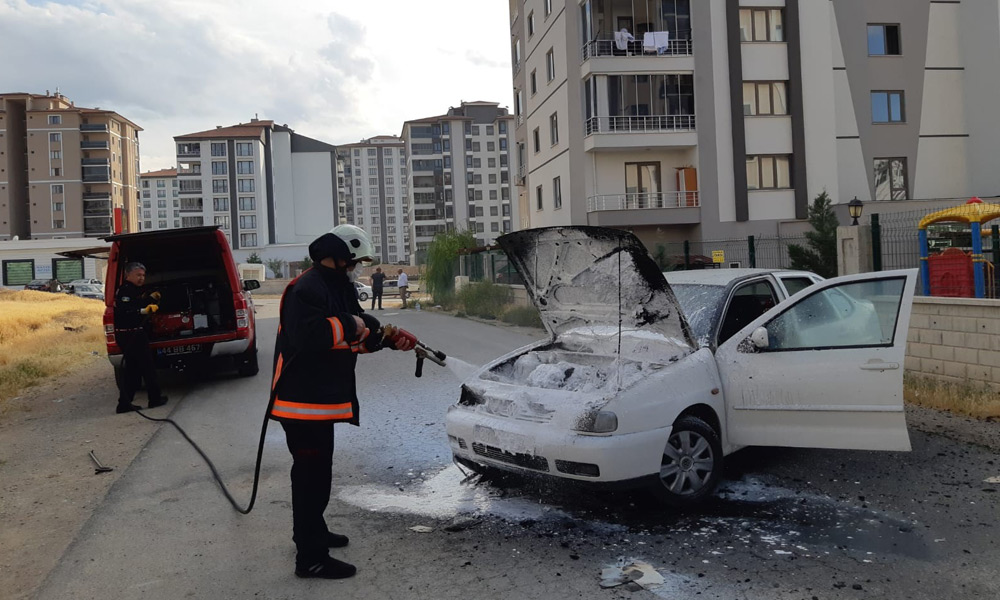Seyir halindeki otomobil yandı
