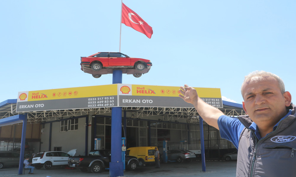 Satmaya kıyamadığı otomobili çatıya çıkardı