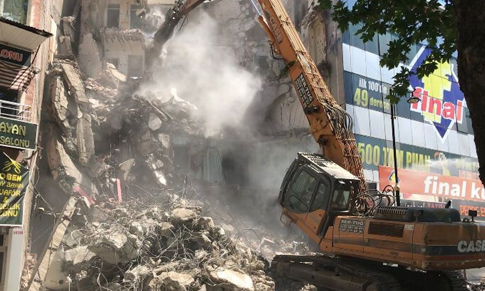 Hasarlı bina böyle yıkıldı!