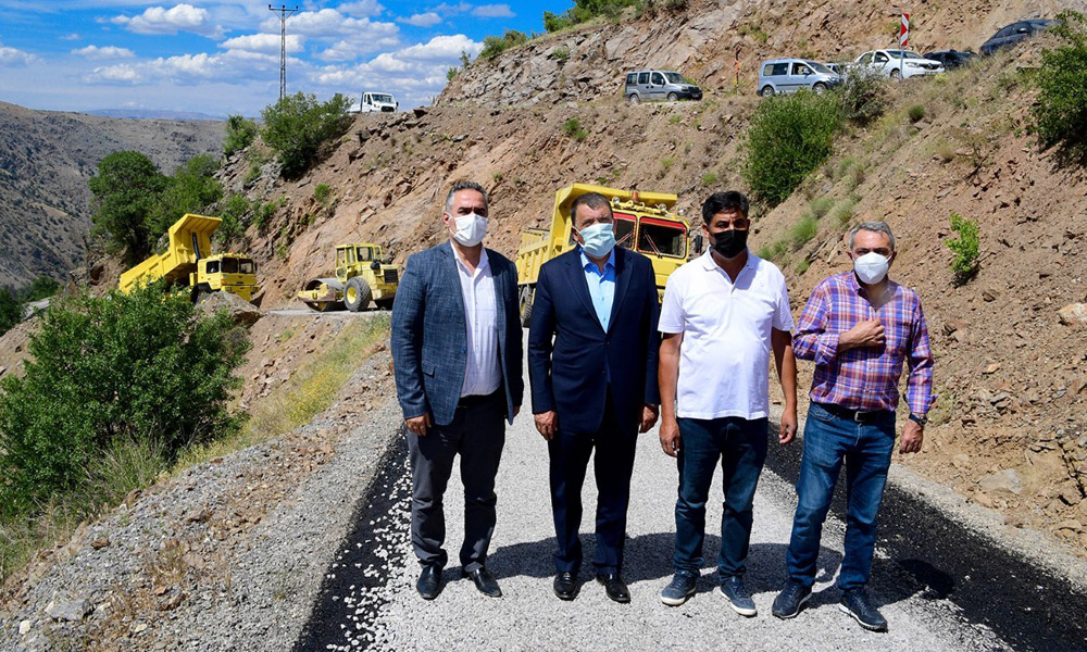 Bu mahalleye ilk kez asfalt gitti!