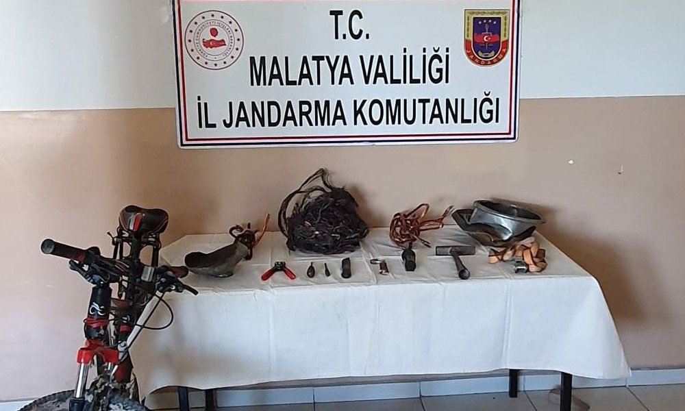 Çaldıklarını götüremeden kıskıvrak yakalandı