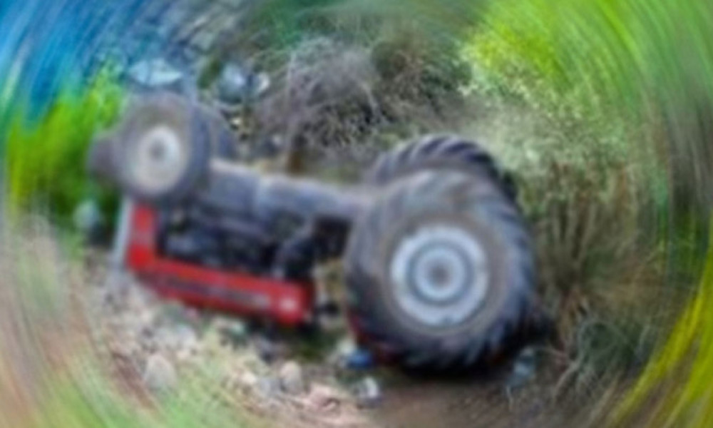 Devrilen traktörün altında kaldı