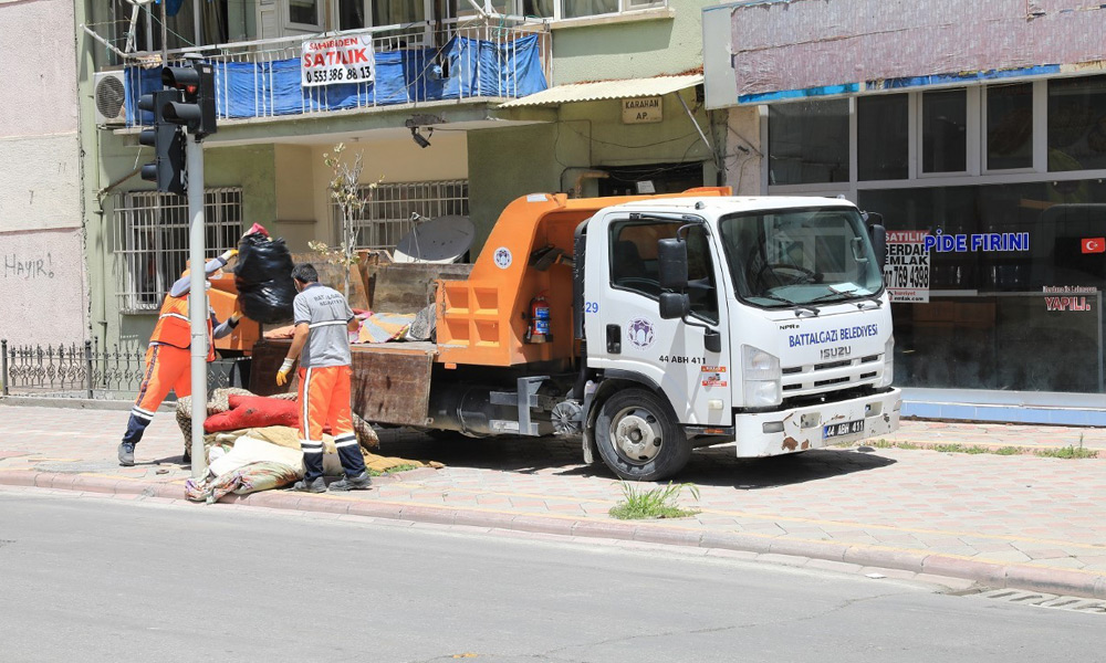 Evinden 2 kamyon çöp çıktı!