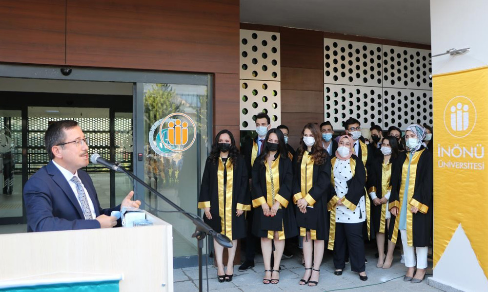 Hukuk Fakültesi mezunlarını verdi