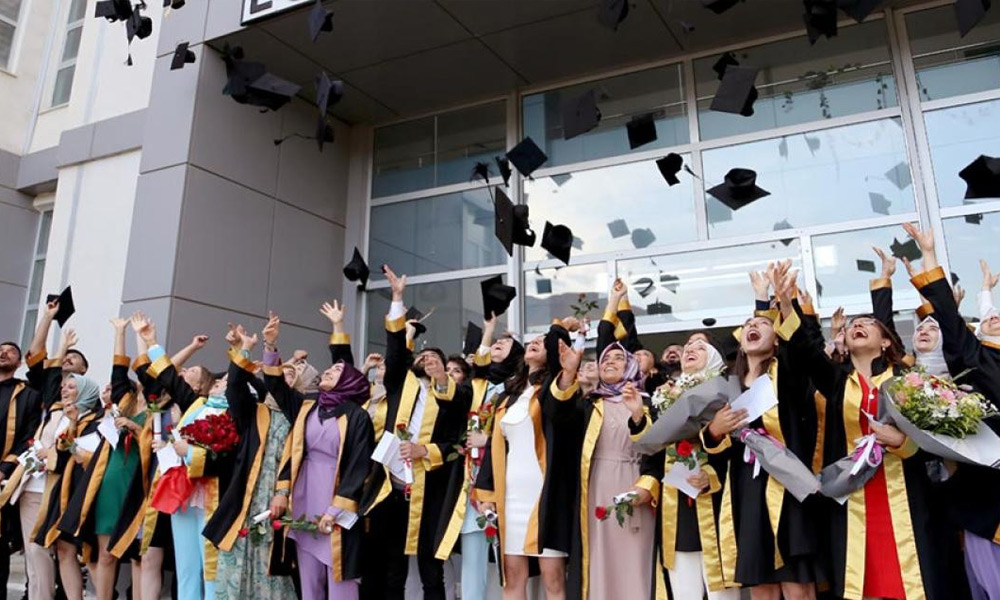 Eczacılık öğrencileri mezun oldu