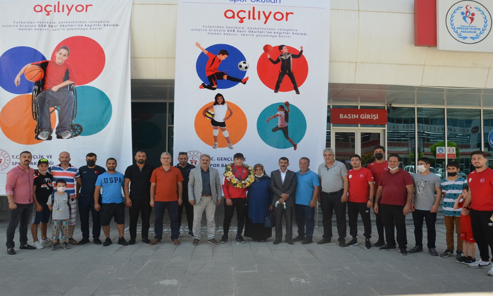 Dünya üçüncüsü memleketinde coşkuyla karşılandı