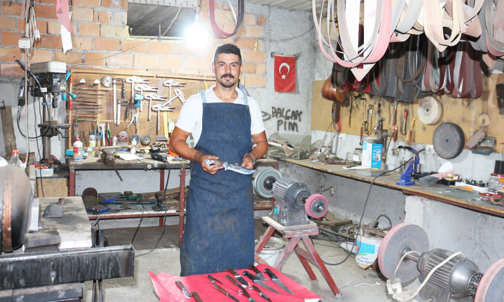 Bıçaklar kurbanlıklar için bileniyor